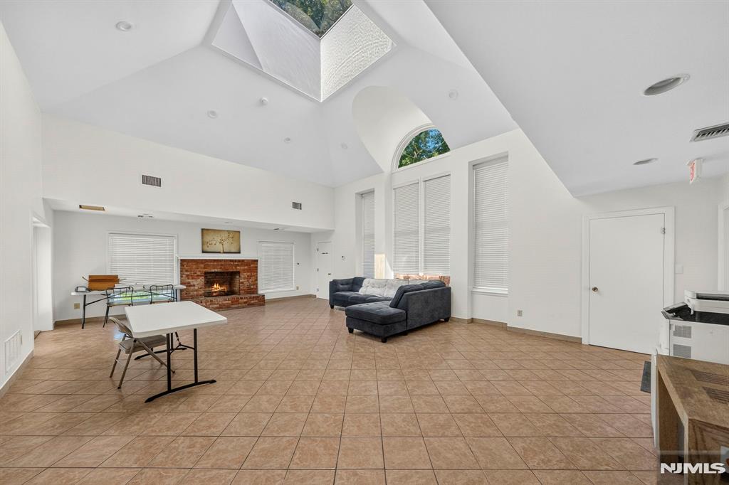121 Country Club Drive 10
