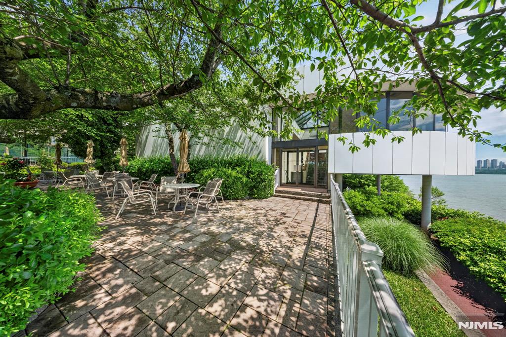 1033 River Road CS03