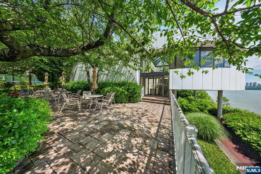 1033 River Road CS03