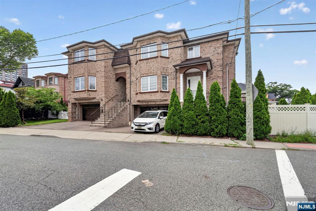 809 Edgewood Lane