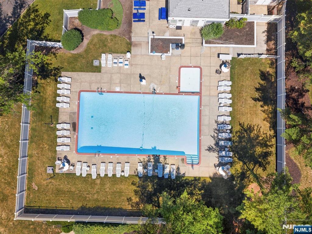 121 Country Club Drive 10