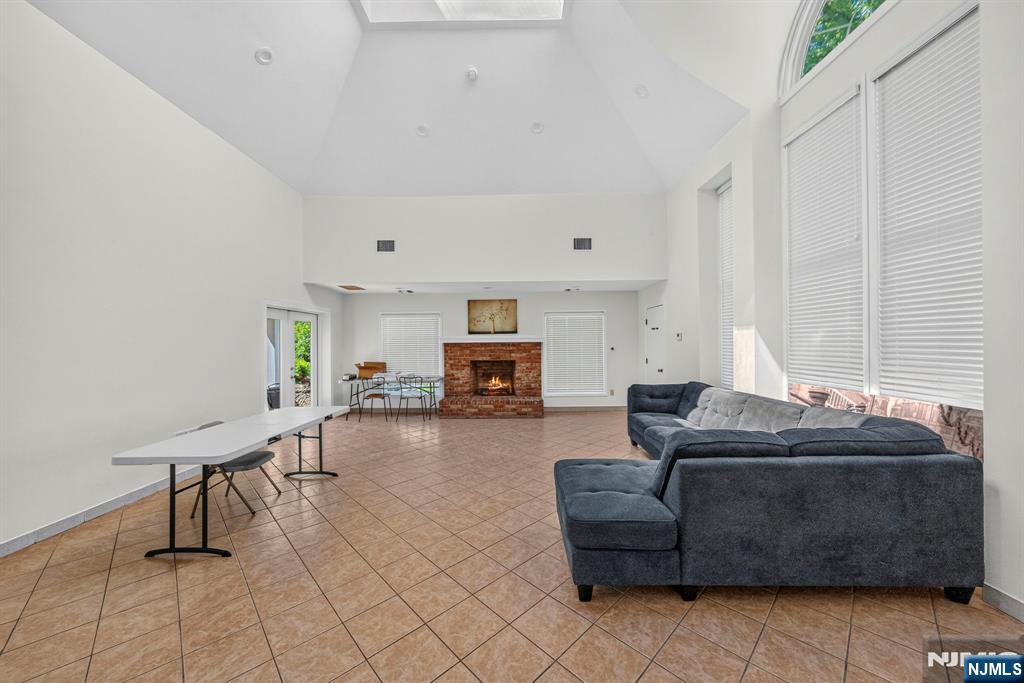 121 Country Club Drive 10