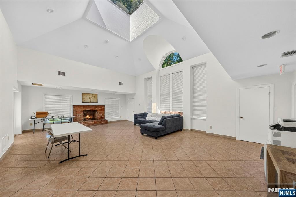 121 Country Club Drive 10