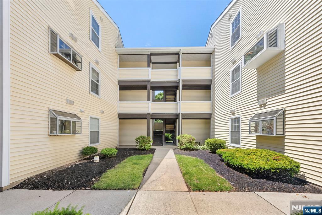121 Country Club Drive 10