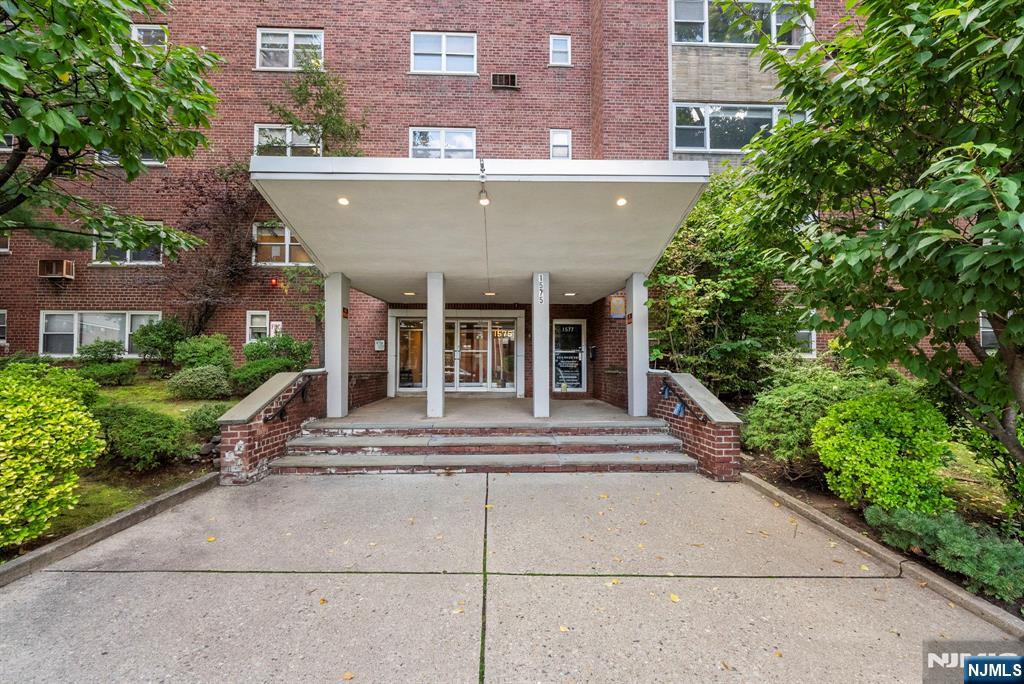 1575 Center Avenue 1F