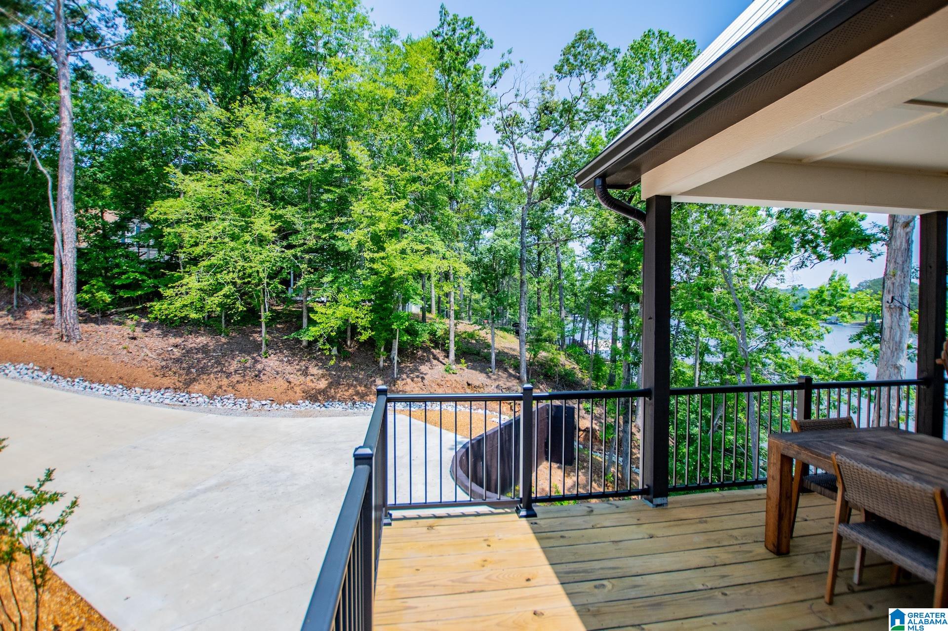 423 PINEYWOODS DRIVE