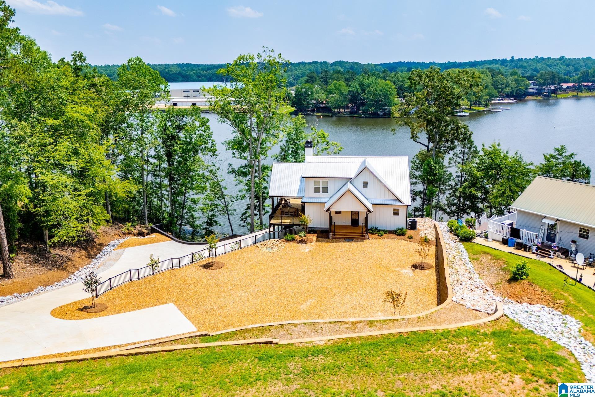 423 PINEYWOODS DRIVE