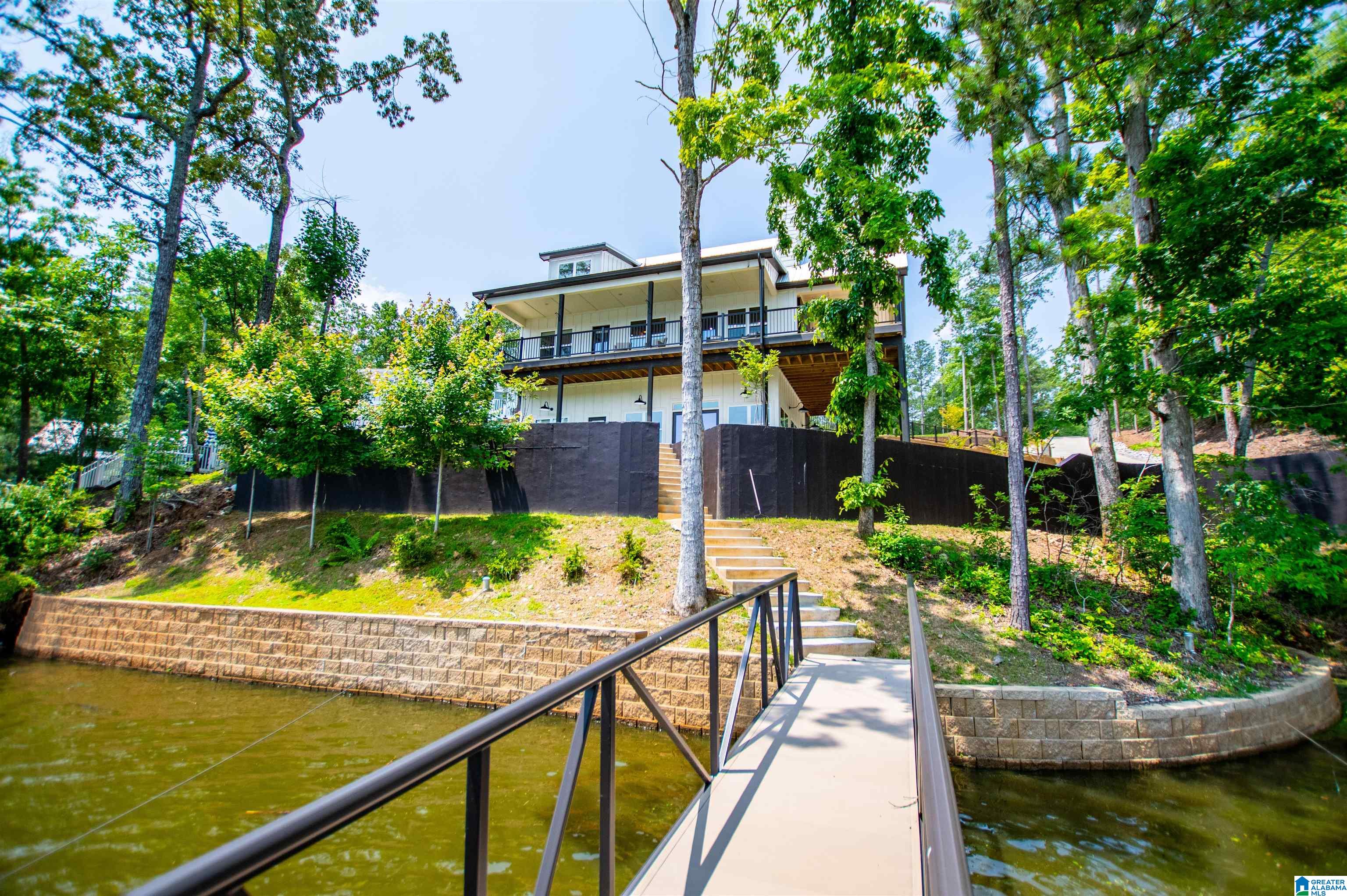 423 PINEYWOODS DRIVE
