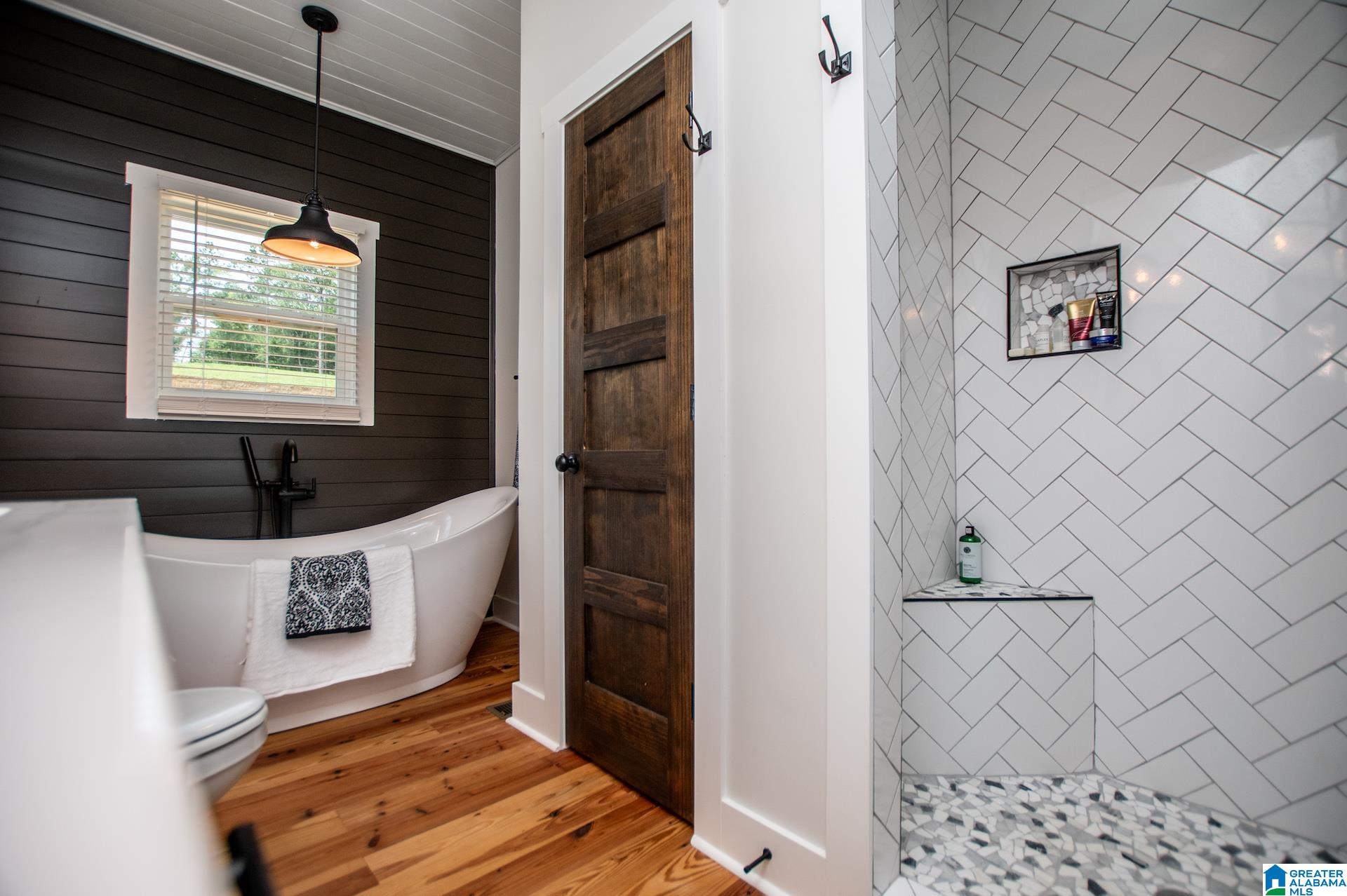 423 PINEYWOODS DRIVE
