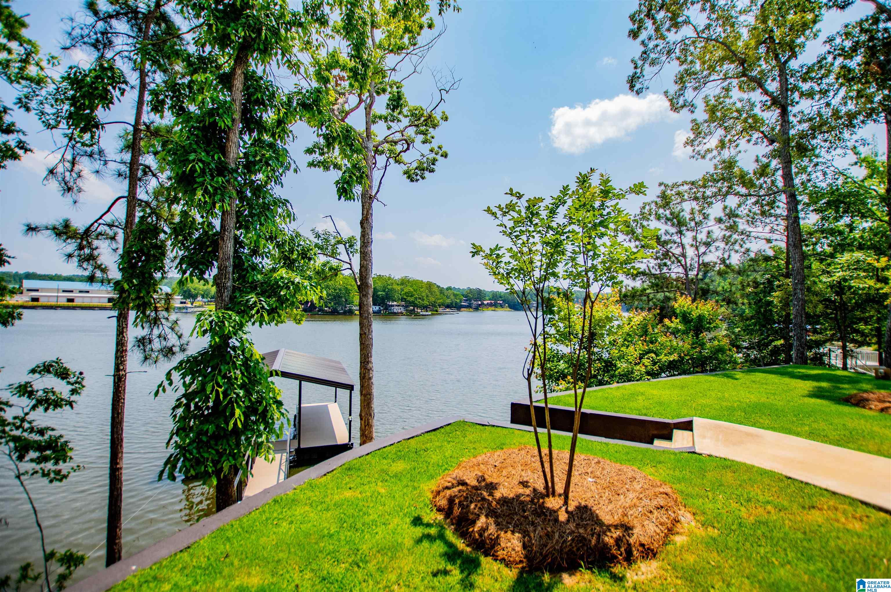 423 PINEYWOODS DRIVE