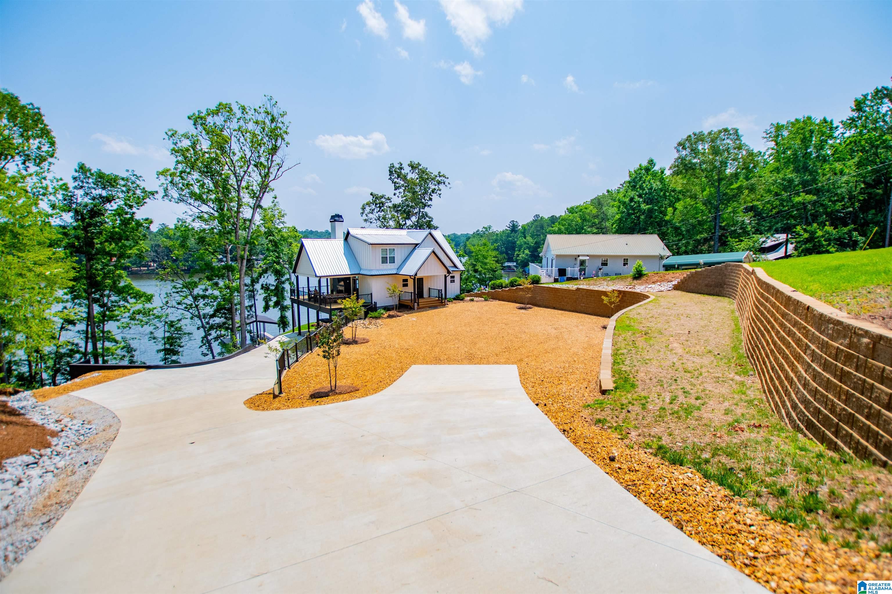 423 PINEYWOODS DRIVE