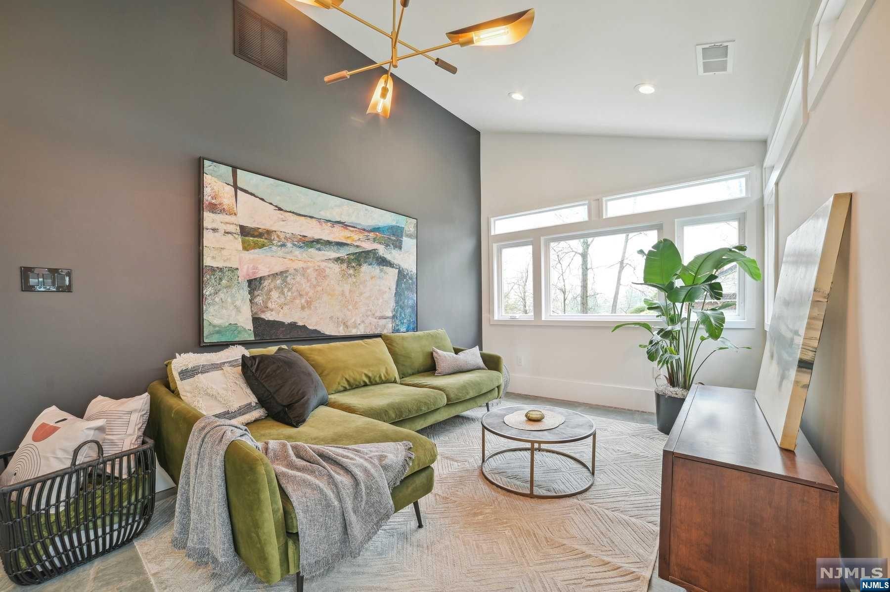 10 Edgewood Avenue