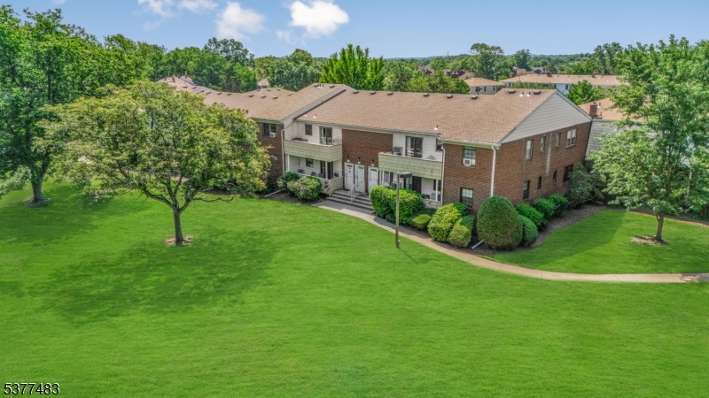 814 VICTORIA COURT