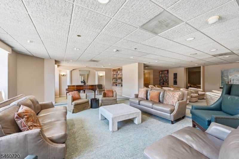 10 SMITH MANOR BLVD 607