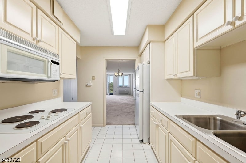 10 SMITH MANOR BLVD 607