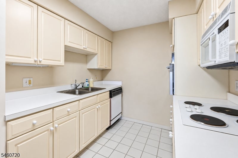 10 SMITH MANOR BLVD 607