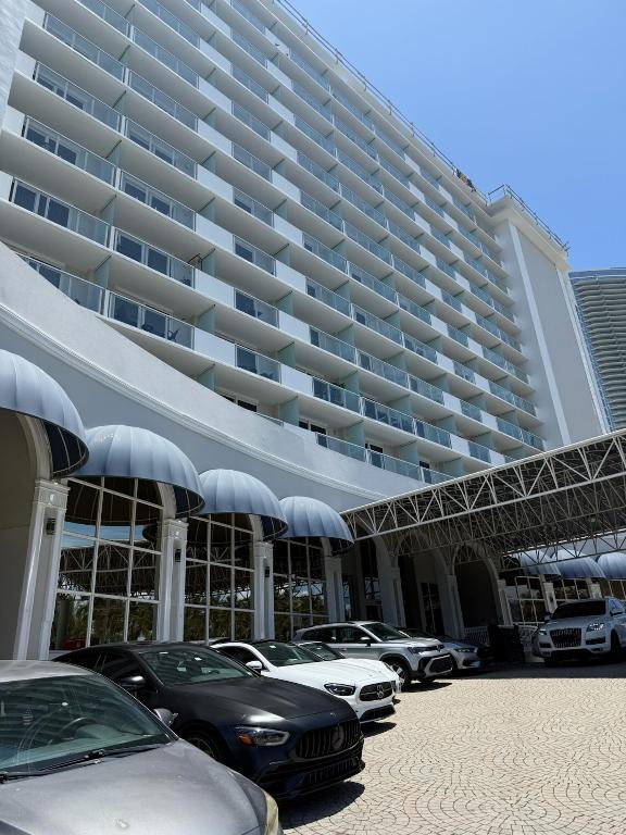 19201 Collins Avenue 448