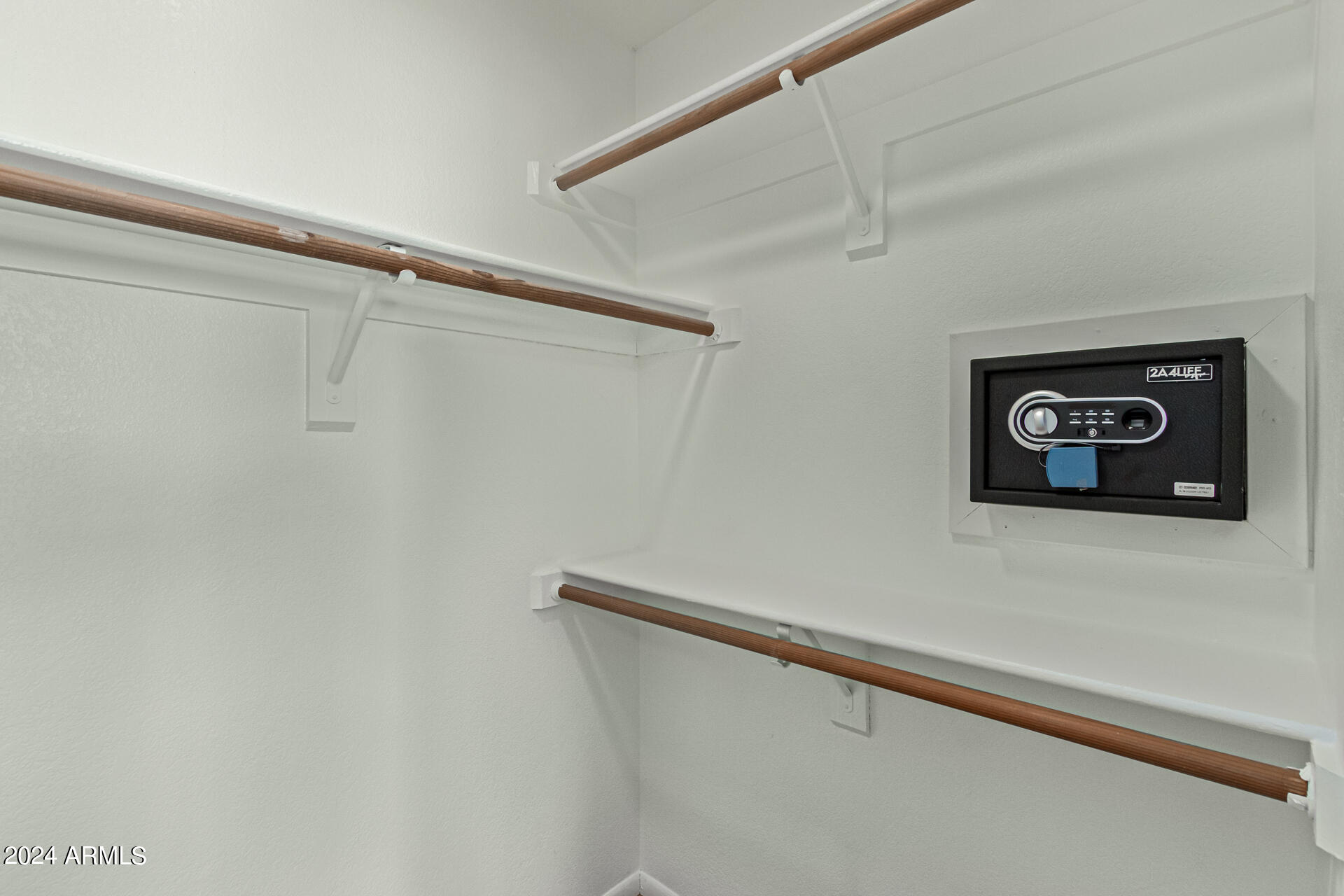 5523 W DESERT COVE Avenue