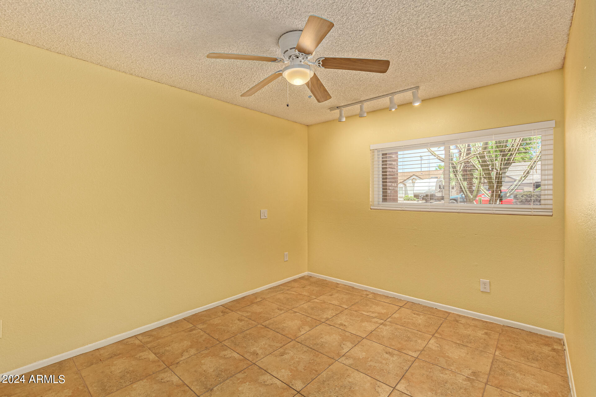 5523 W DESERT COVE Avenue