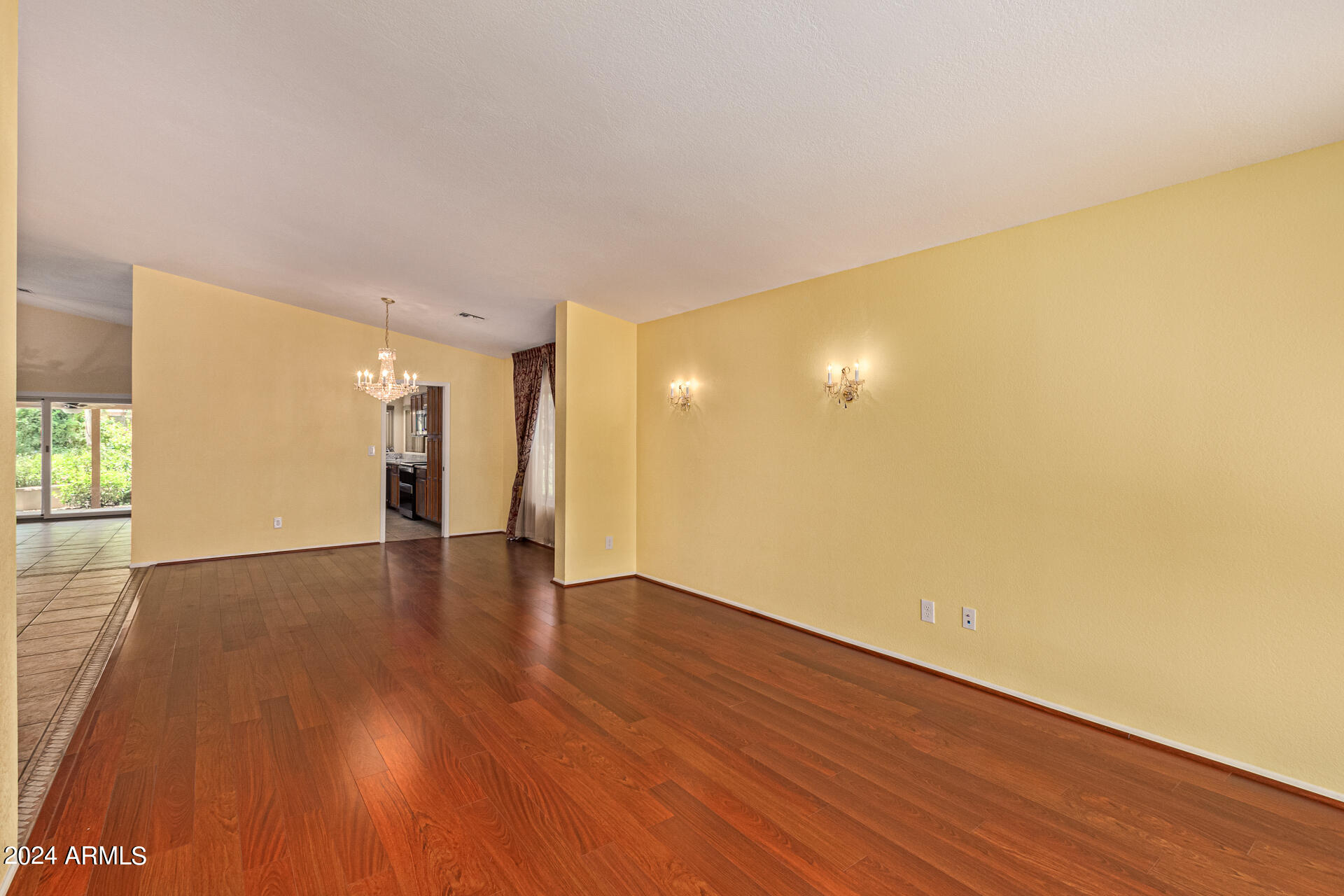 5523 W DESERT COVE Avenue