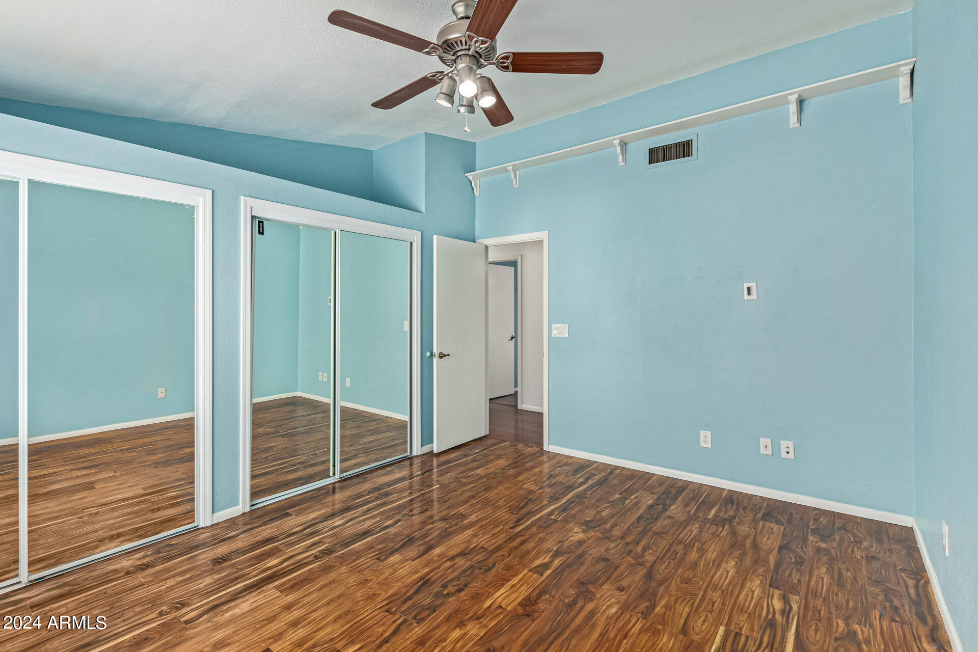 5523 W DESERT COVE Avenue