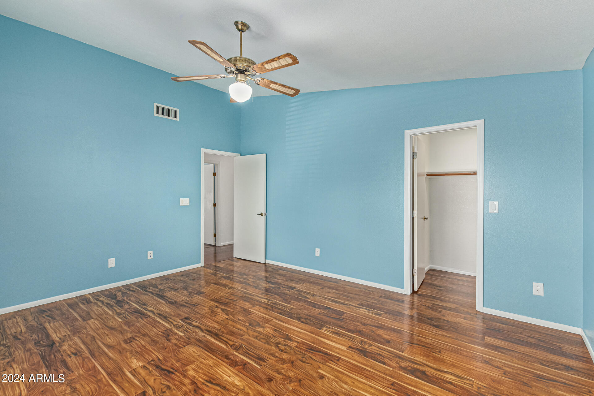 5523 W DESERT COVE Avenue