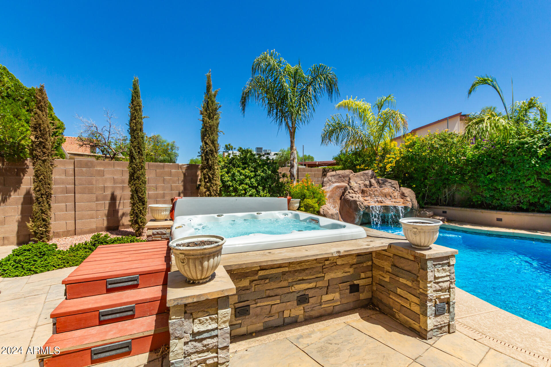 5523 W DESERT COVE Avenue