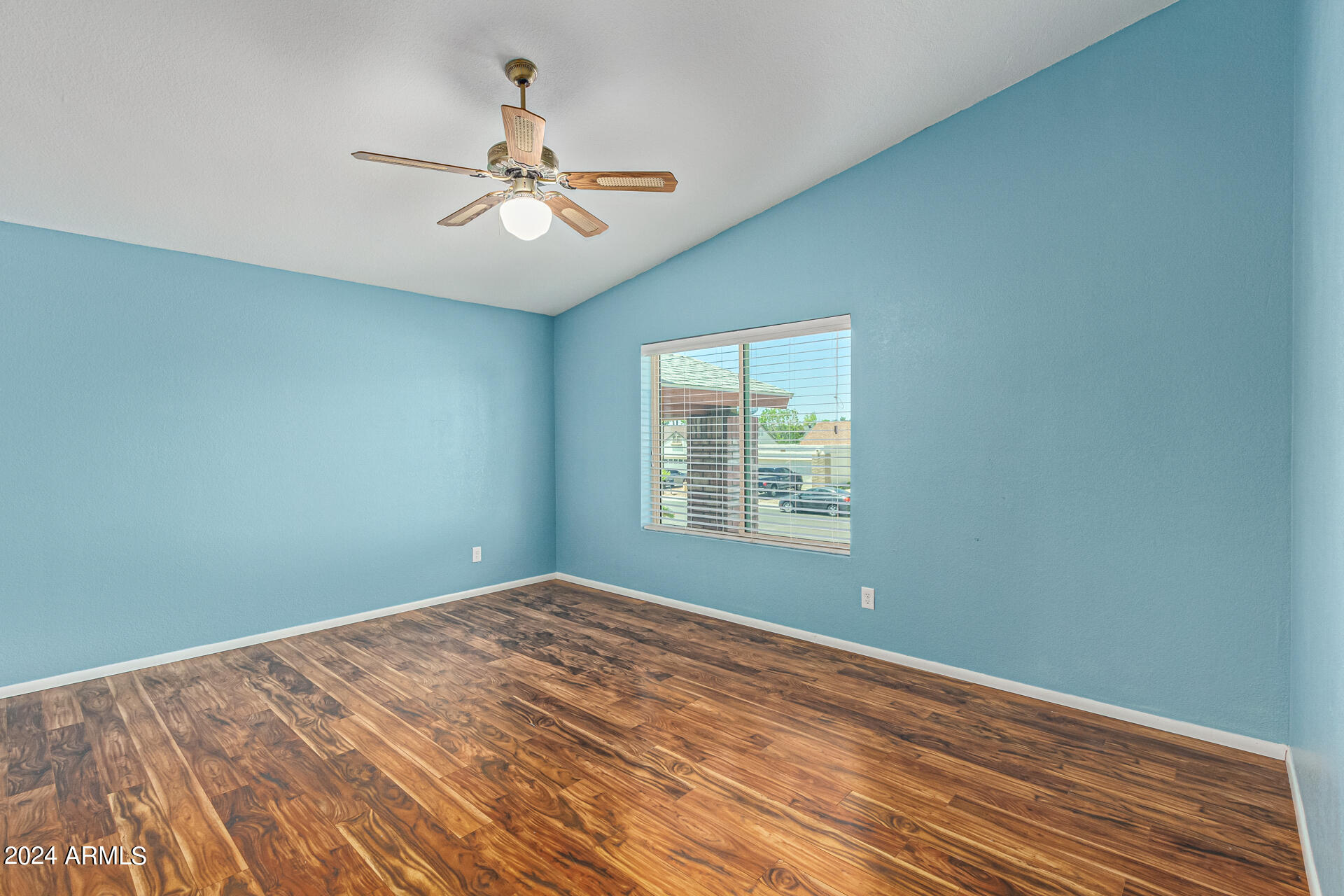 5523 W DESERT COVE Avenue