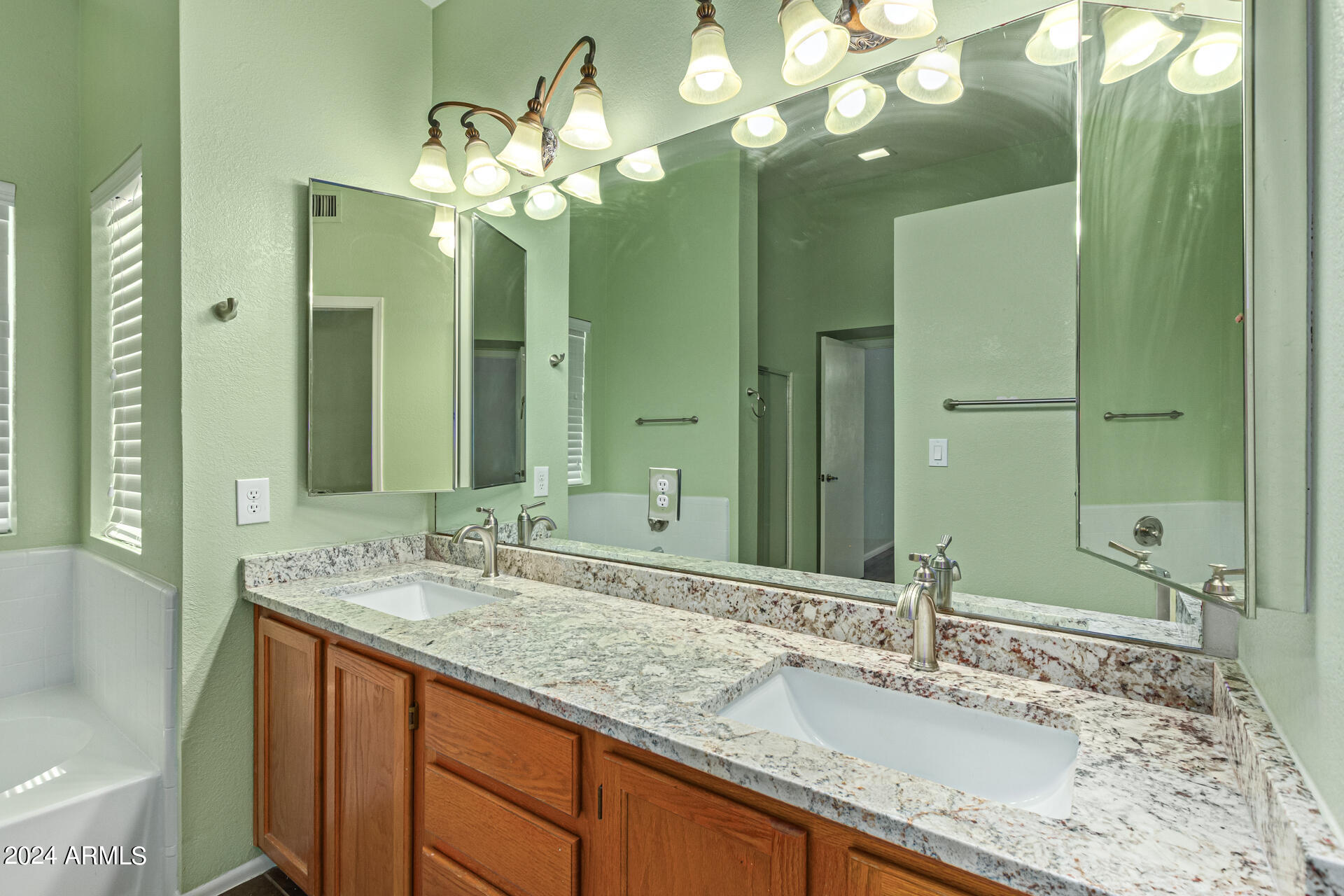 5523 W DESERT COVE Avenue