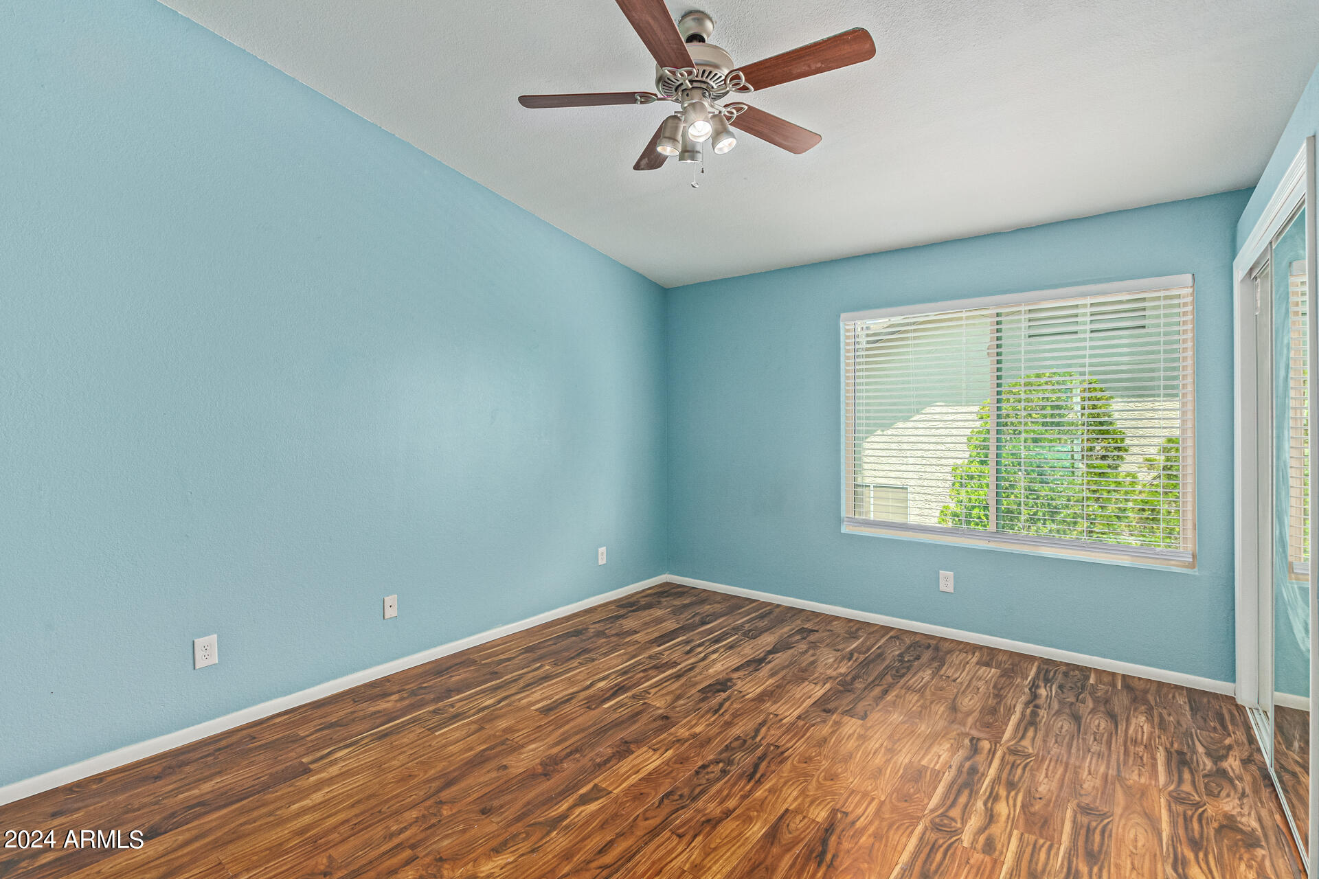 5523 W DESERT COVE Avenue