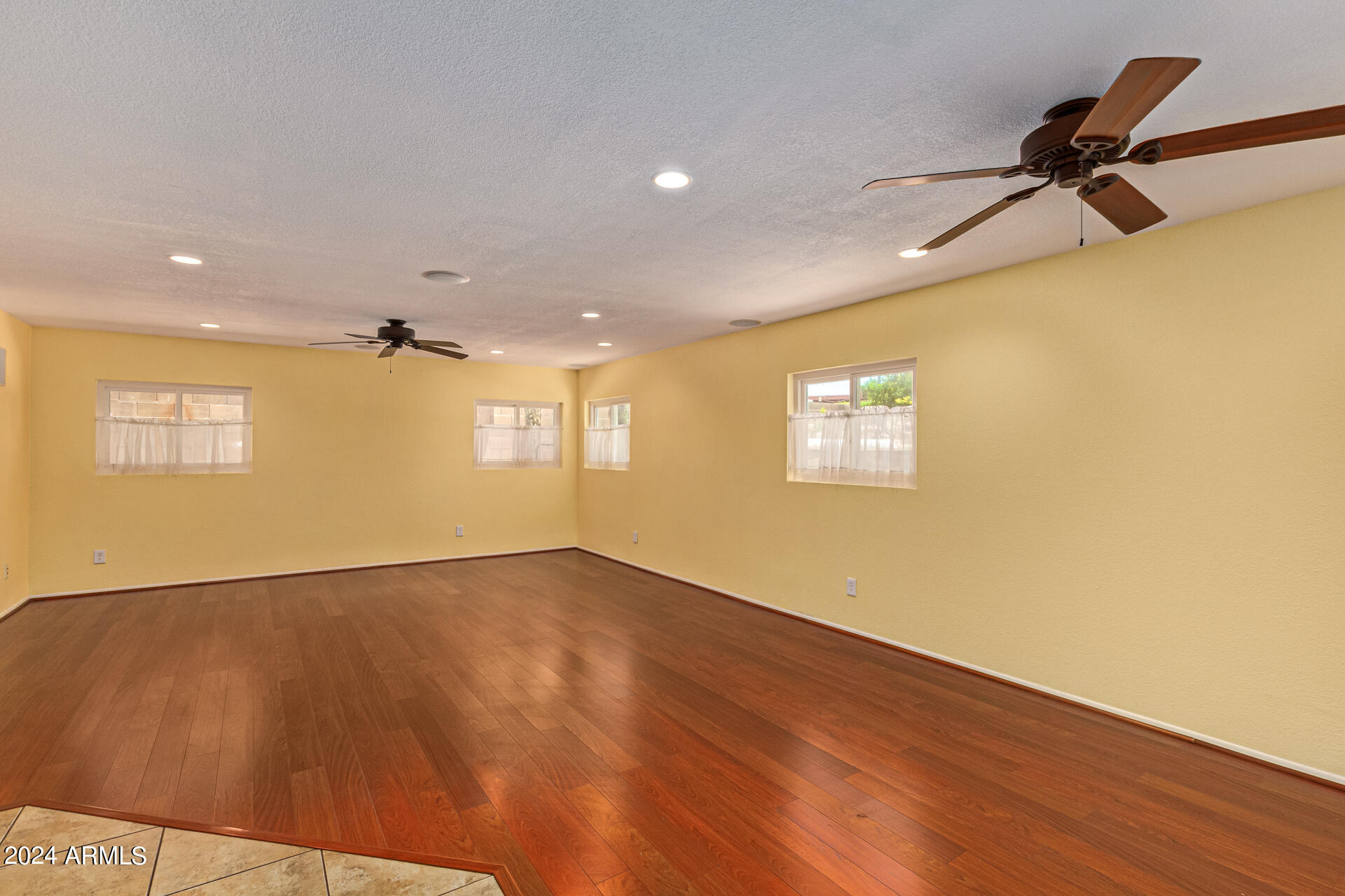 5523 W DESERT COVE Avenue