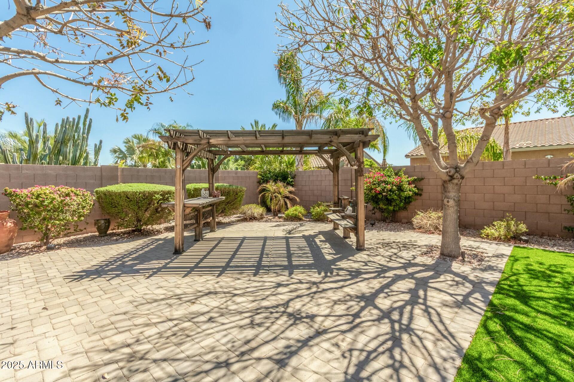 18483 W PARADISE Lane