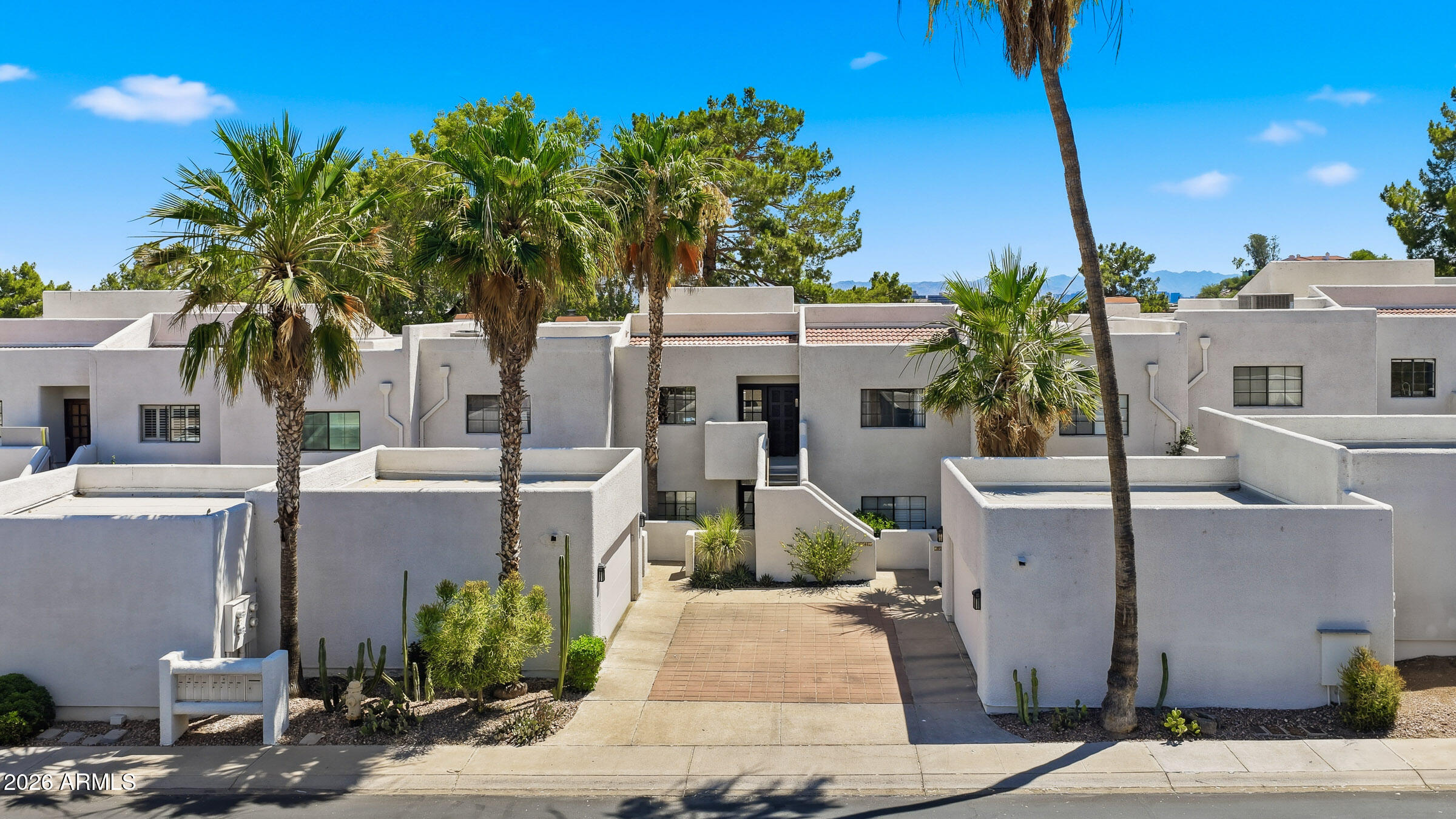 2947 E ROSE Lane