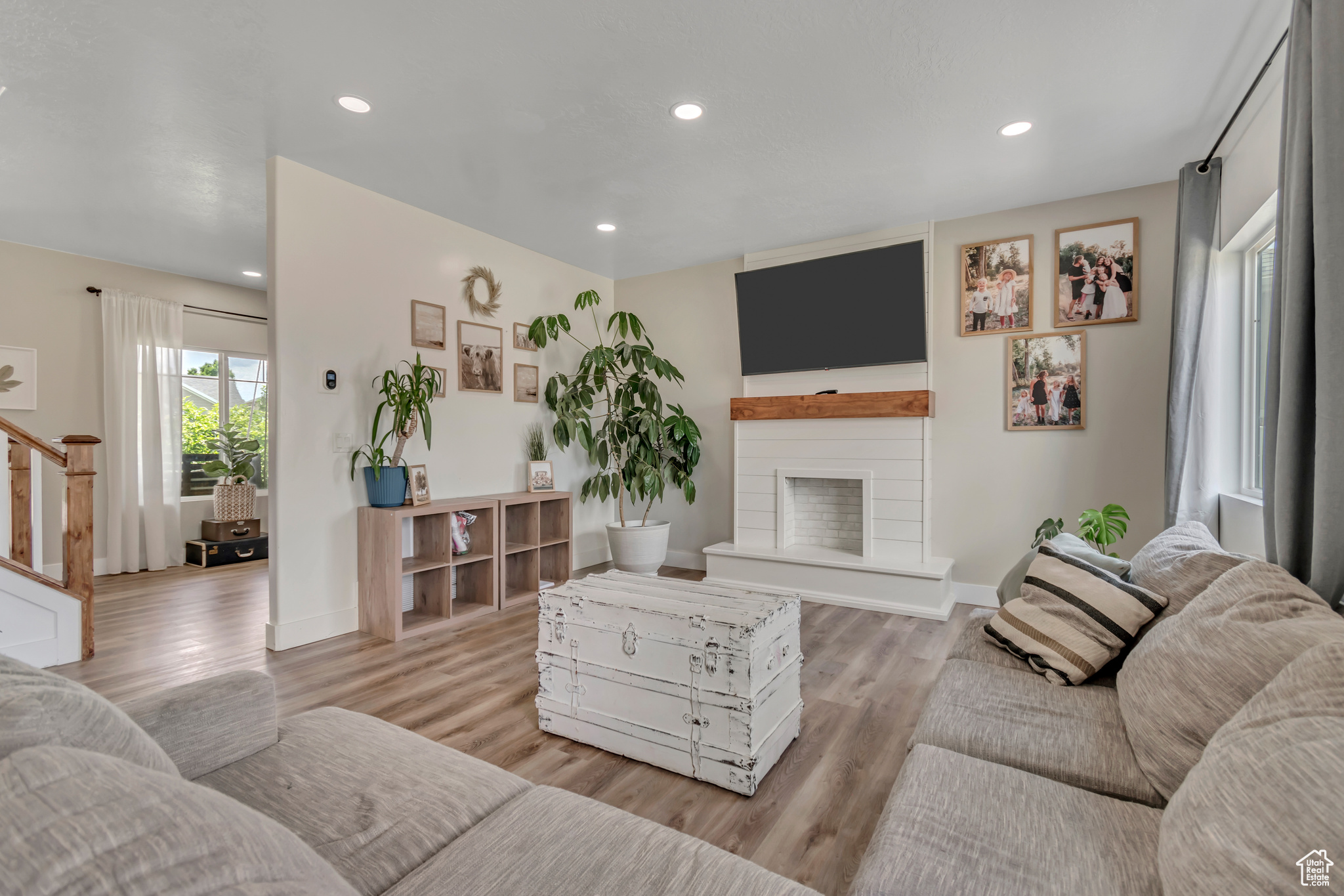 342 W ROYAL LAND DR