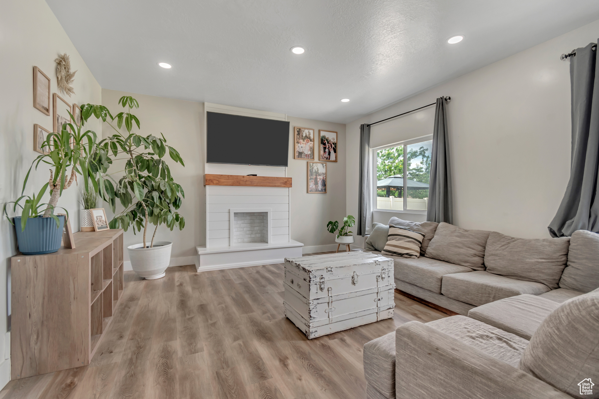 342 W ROYAL LAND DR