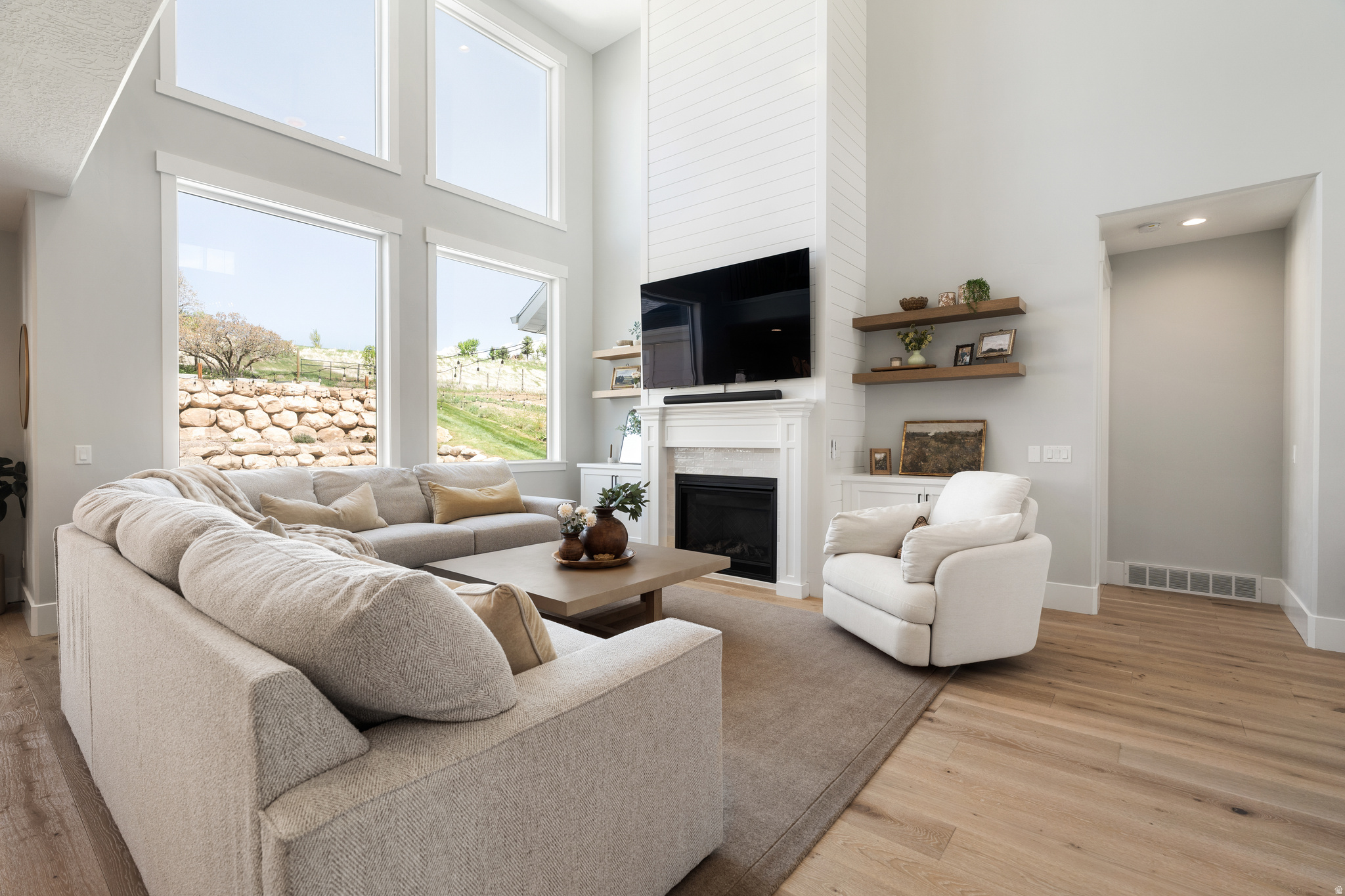 179 E TWIN HOLLOW DR #19