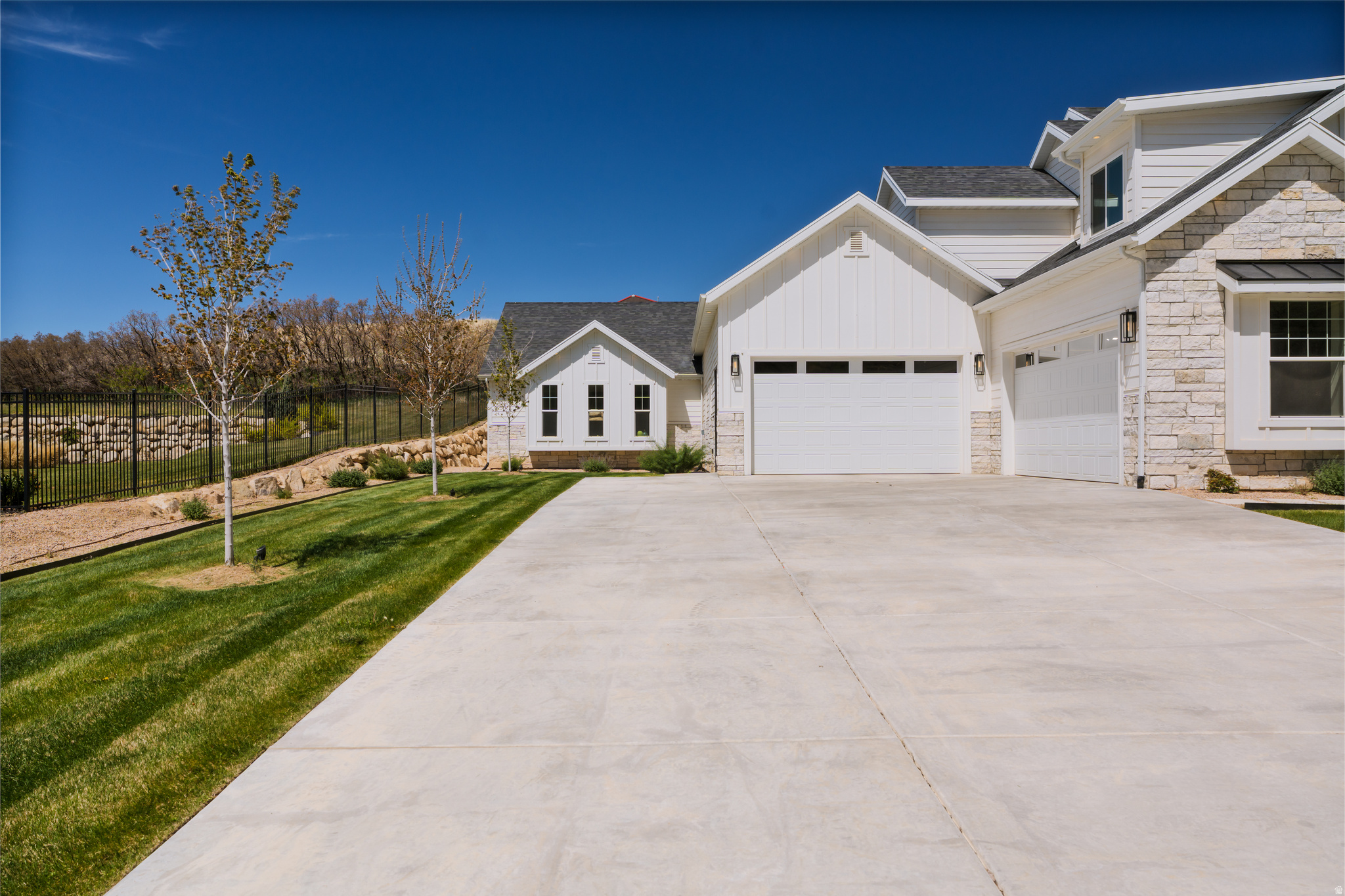 179 E TWIN HOLLOW DR #19