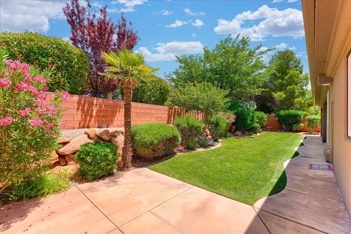 1676 N Sonoran DR