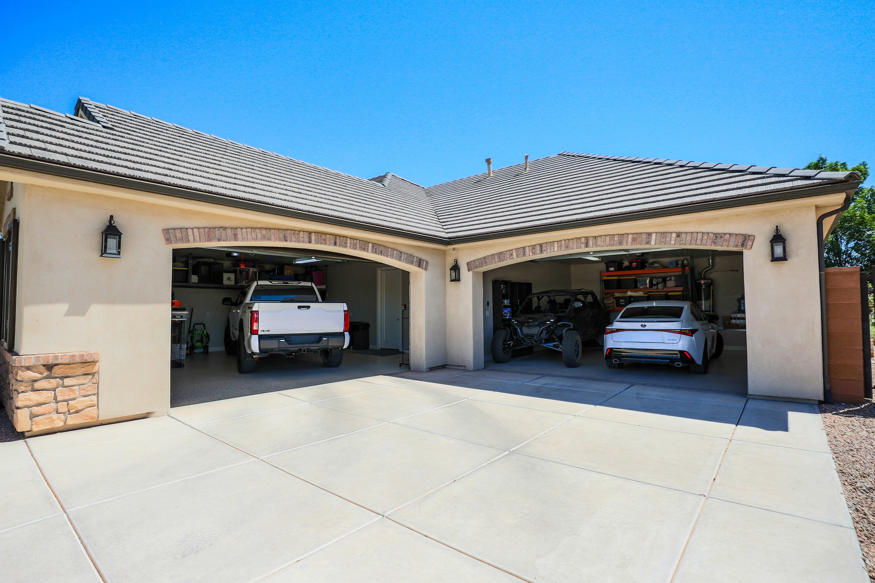 2573 S 3160 E
