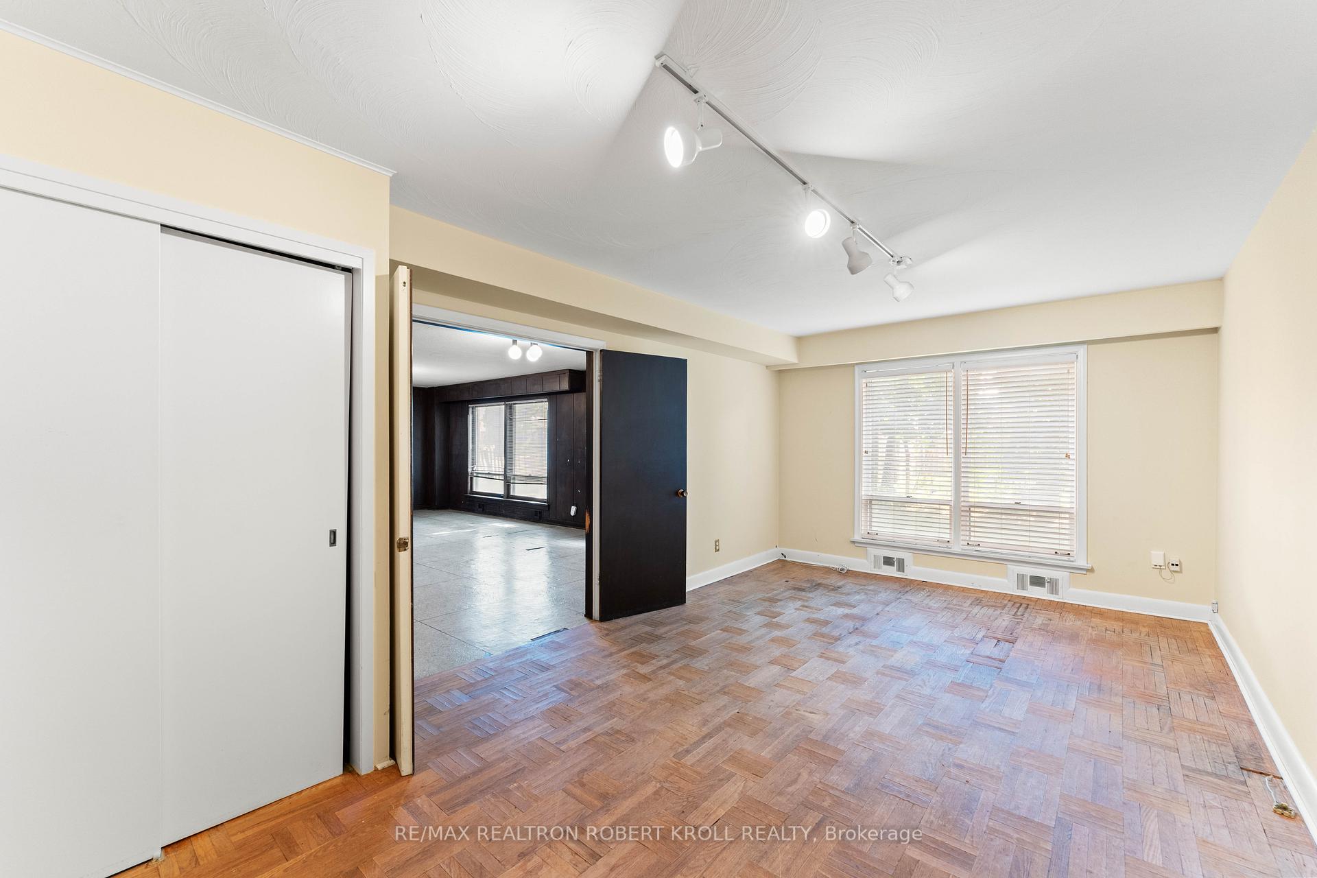 142 Faywood Boulevard, Toronto C06