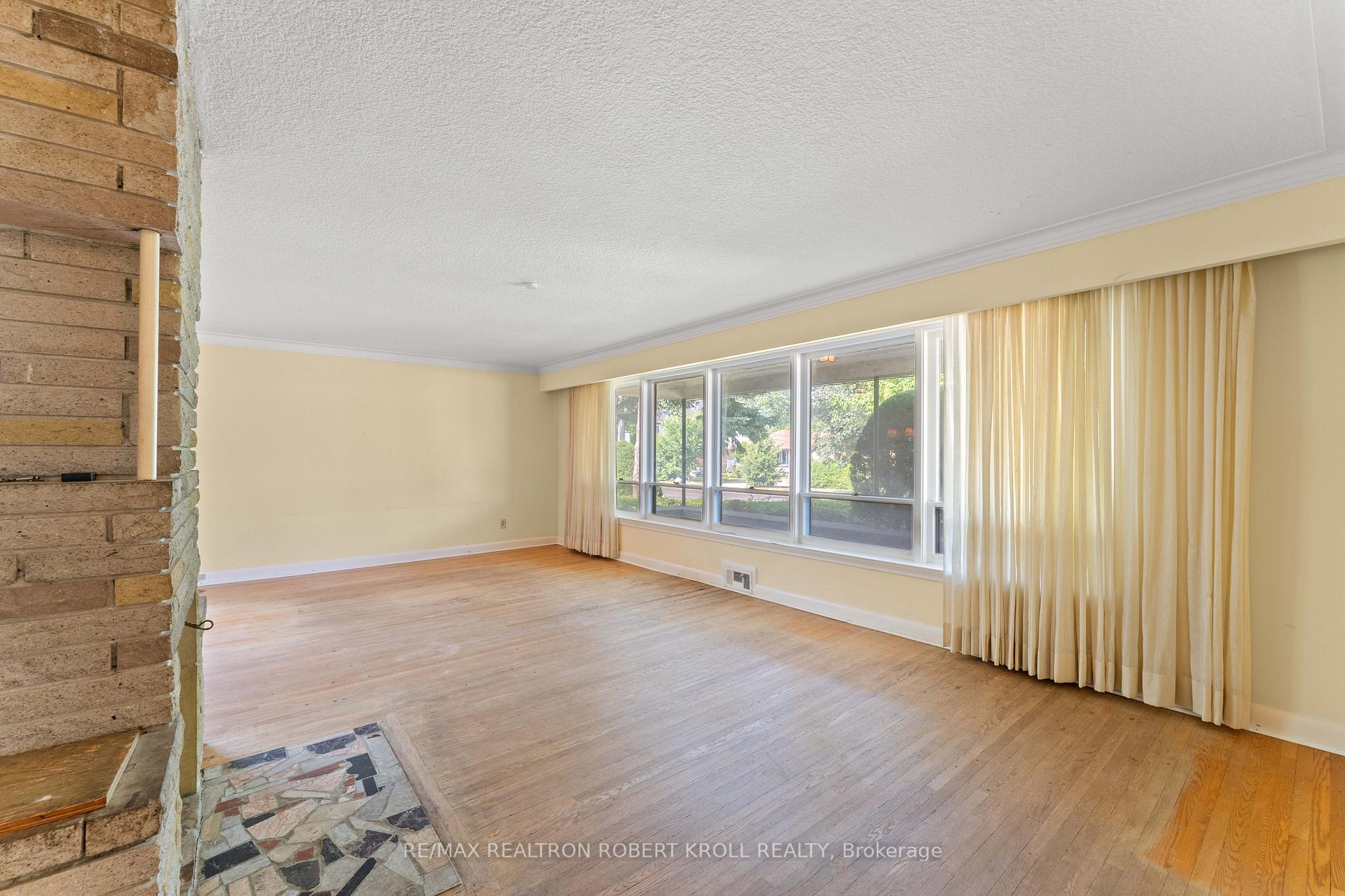 142 Faywood Boulevard, Toronto C06