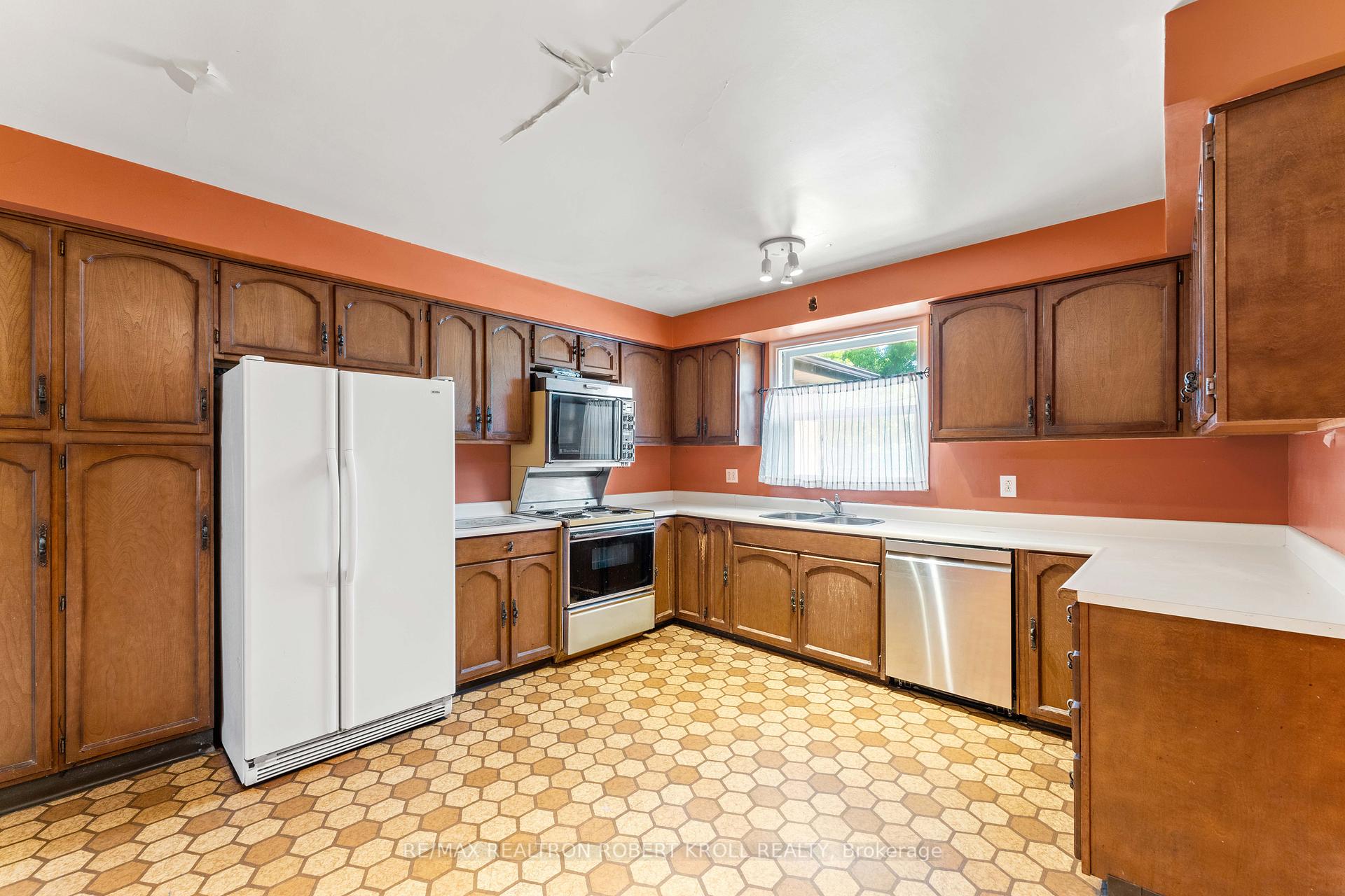 142 Faywood Boulevard, Toronto C06