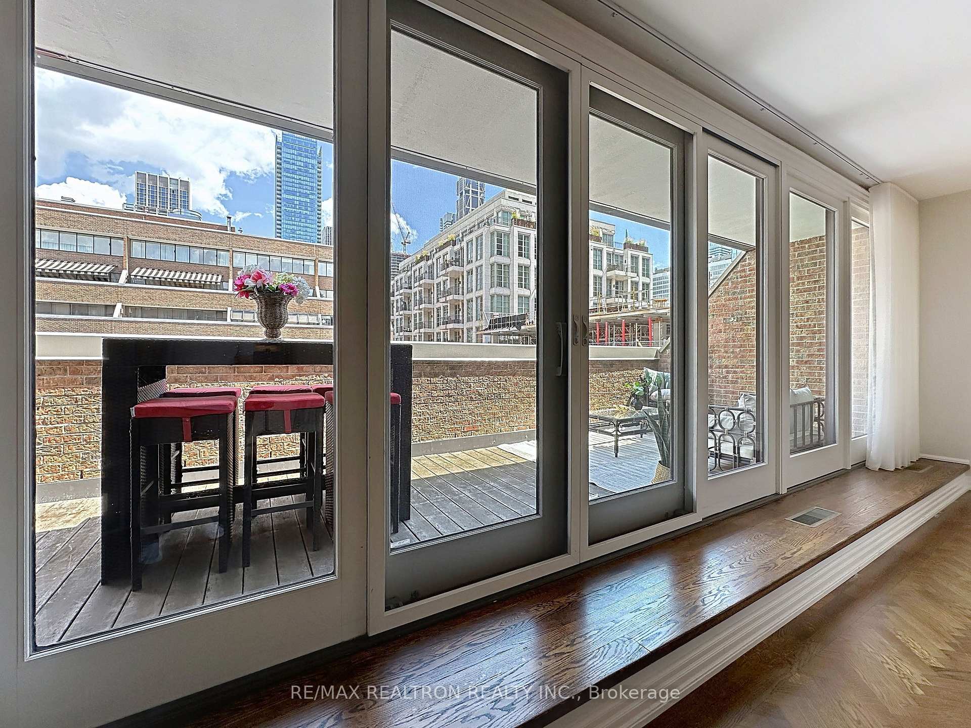 55A Avenue Road 412, Toronto Unit: 412