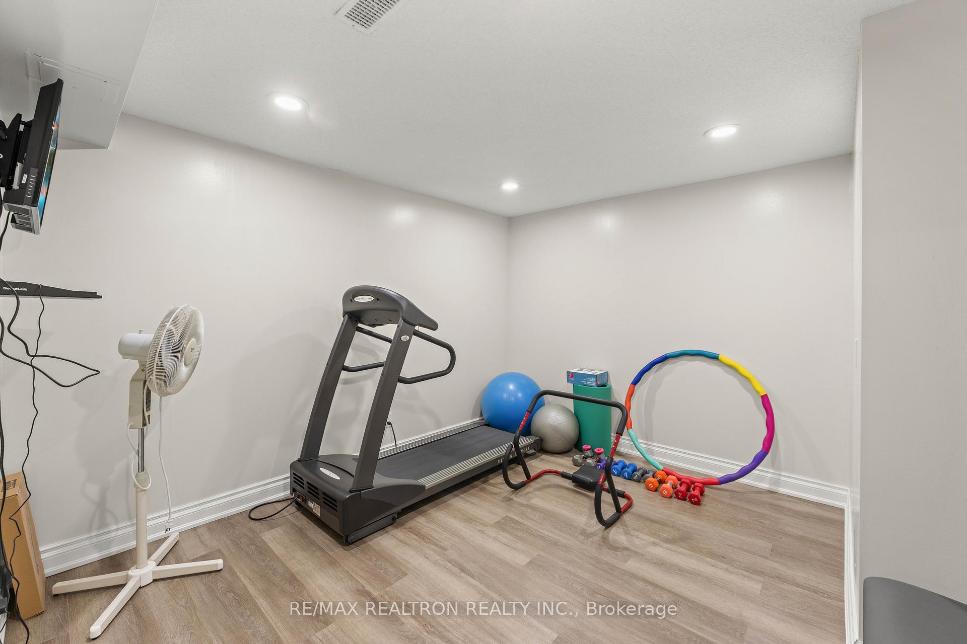 10 Millcreek Crescent