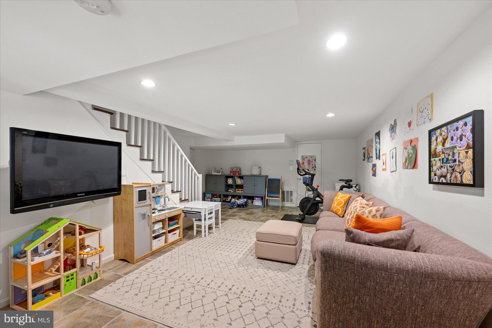 6653 Barnaby St NW