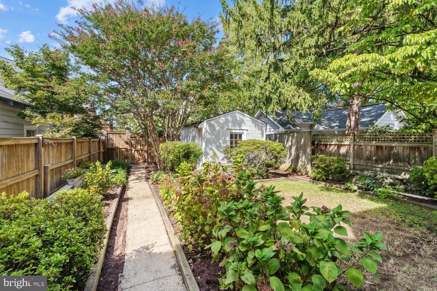 3939 Livingston St NW