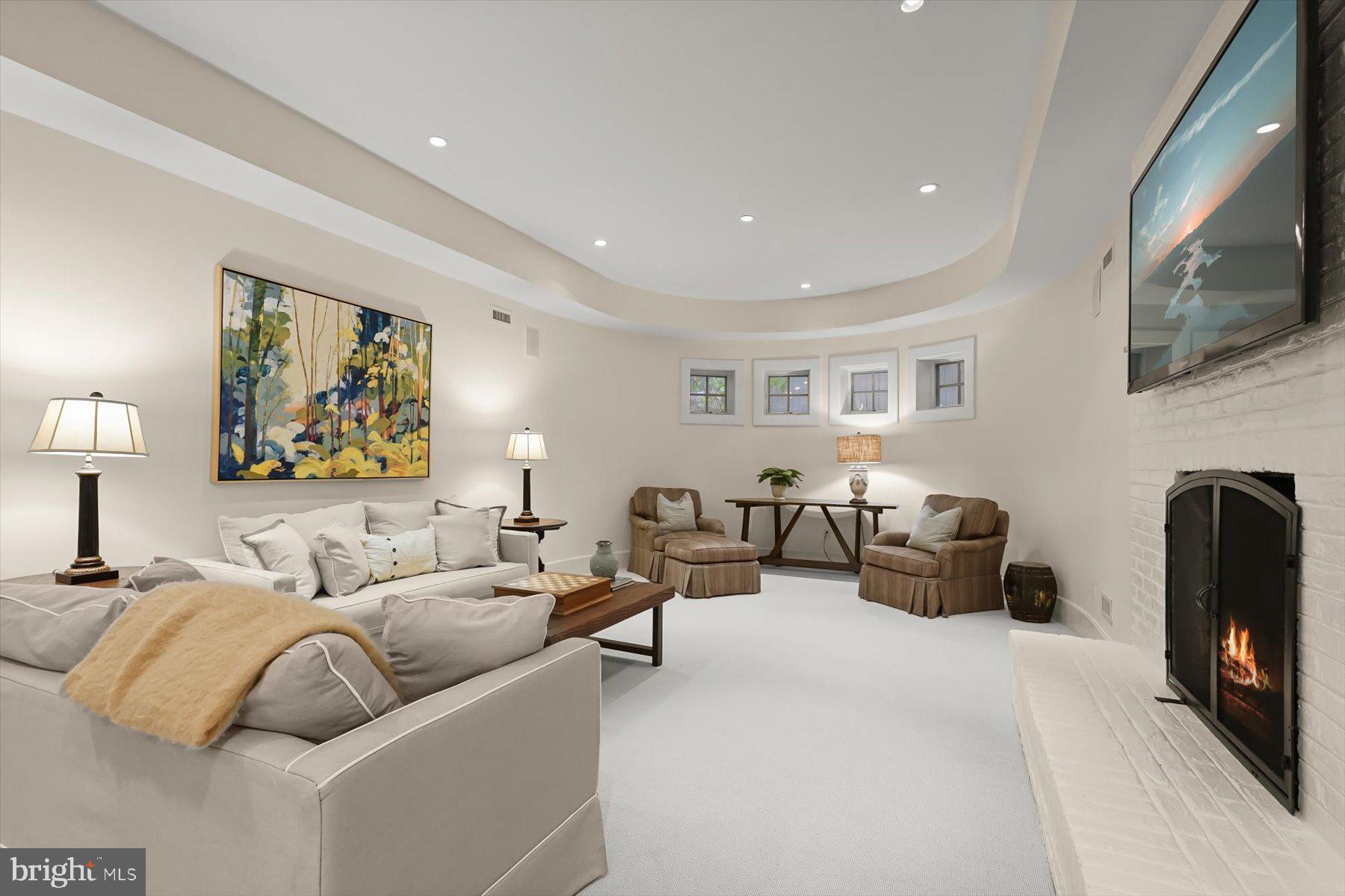 3033 UNIVERSITY TERRACE NW