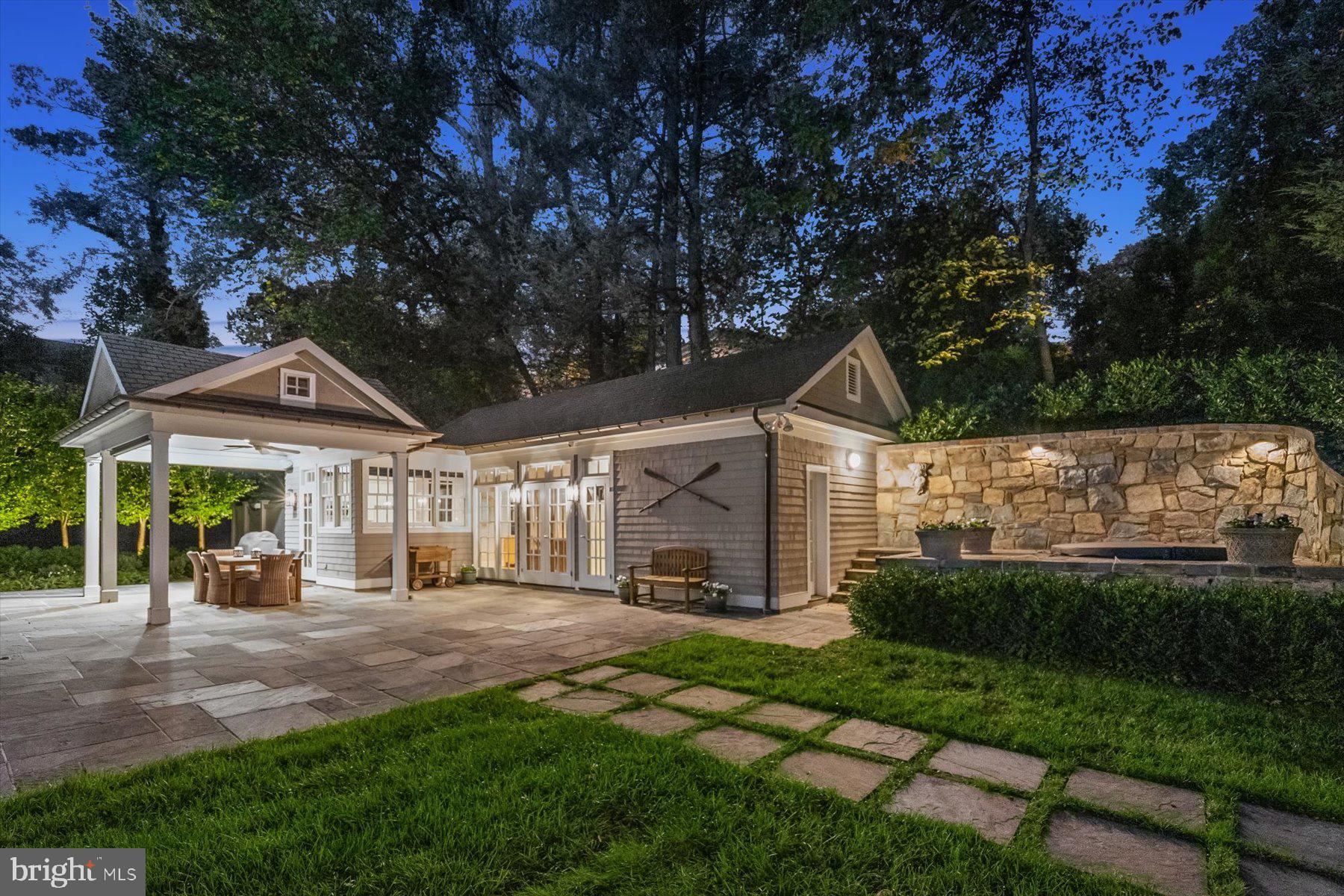 3033 UNIVERSITY TERRACE NW