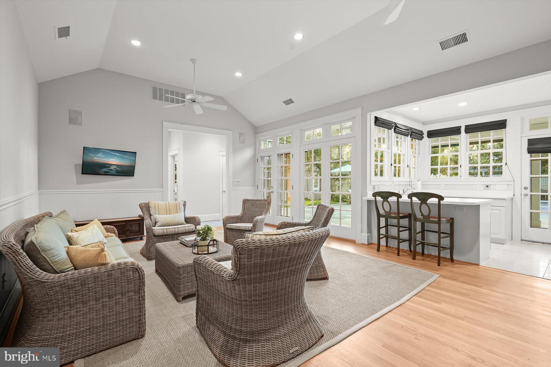 3033 UNIVERSITY TERRACE NW