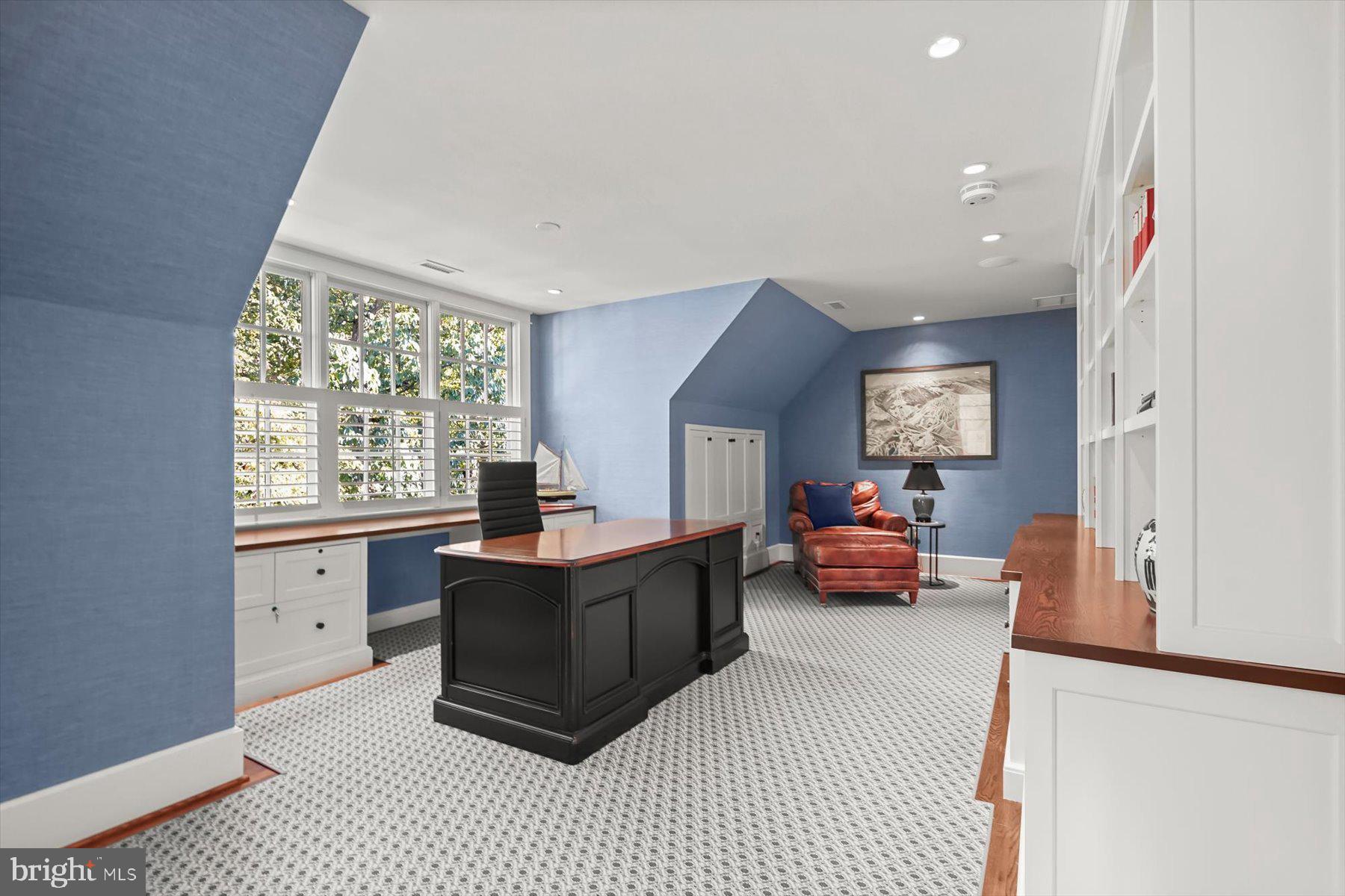 3033 UNIVERSITY TERRACE NW